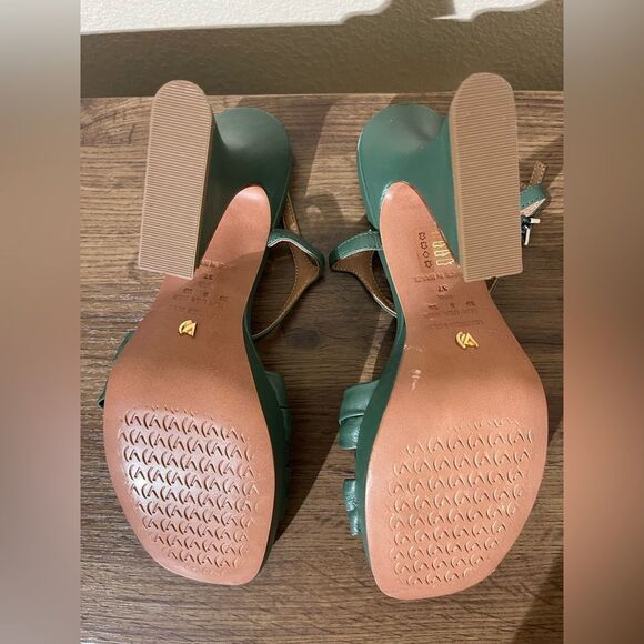 Chic Green Women's Heels - Picture 8 of 10